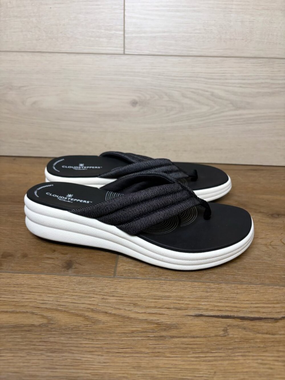 Clarks Cloudsteppers Women's Drift Carmen Toe Post Sandal Black Size 8W